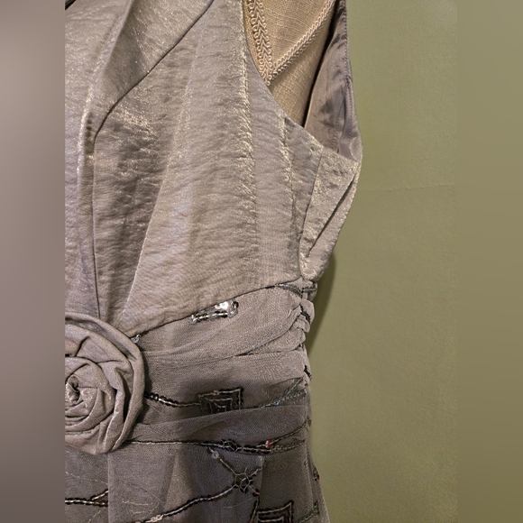 BOGO Le Bos Elegant Silver Gray Sleeveless Dress with Floral Accent Size 14  I7 - Picture 6 of 11